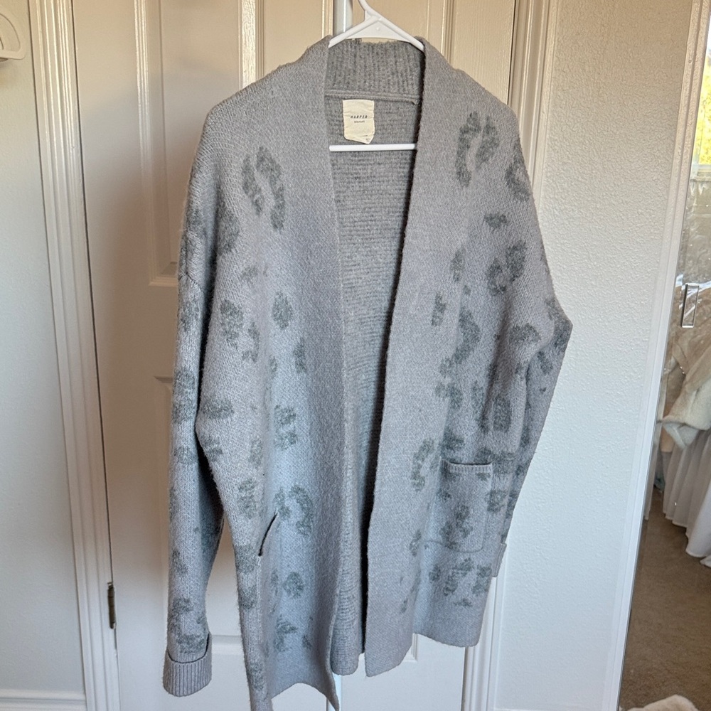 Cozy Gray Patterned Cardigan - image 2